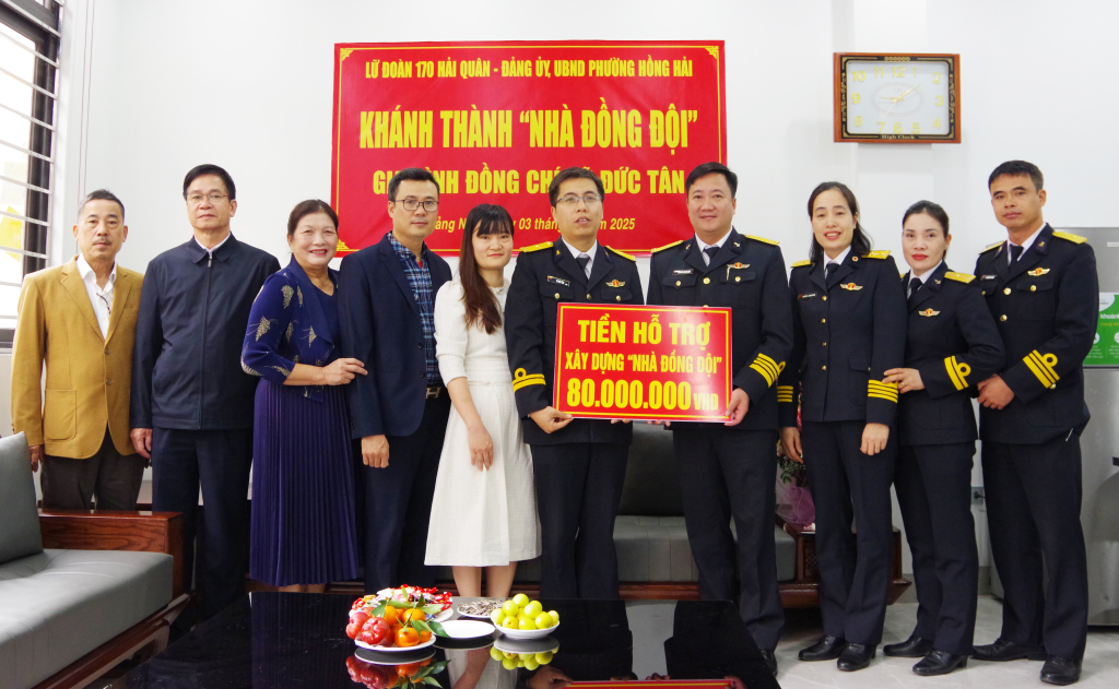 Chỉ huy Lữ đoàn 170 và Lãnh đạo UBND Phường Hồng Hải trao tiền hỗ trợ cho gia đình đồng chí Vũ Đức Tân.