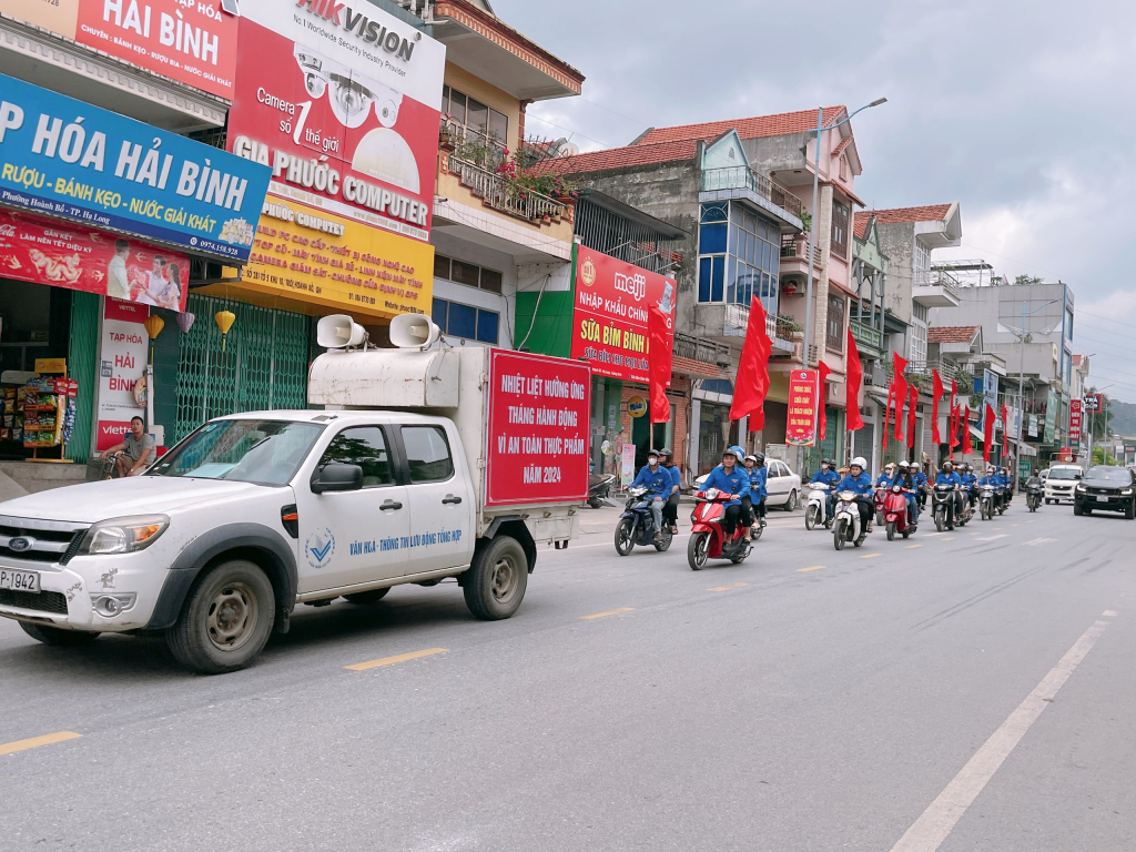Xuống đường cổ động, tuyên truyền hưởng ứng Tháng hành động vì an toàn thực phẩm năm 2024. Ảnh: Hồng Phương (TTTT- VH Hạ Long)