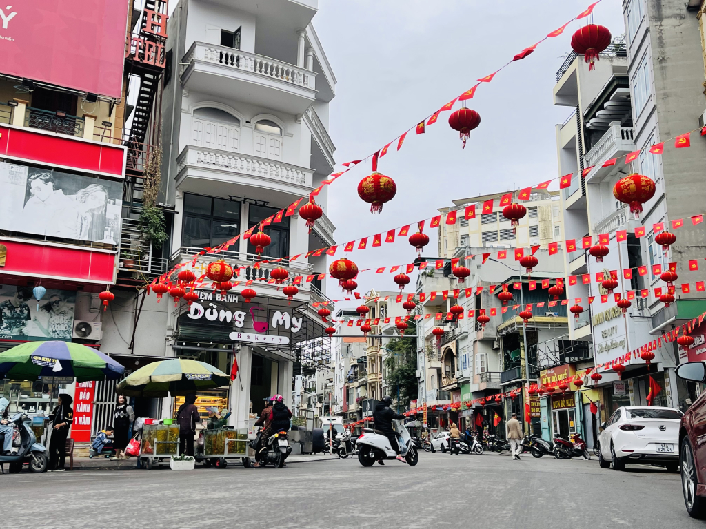 Đường phố xanh, sạch, đẹp giúp người dân an tâm đón Tết.