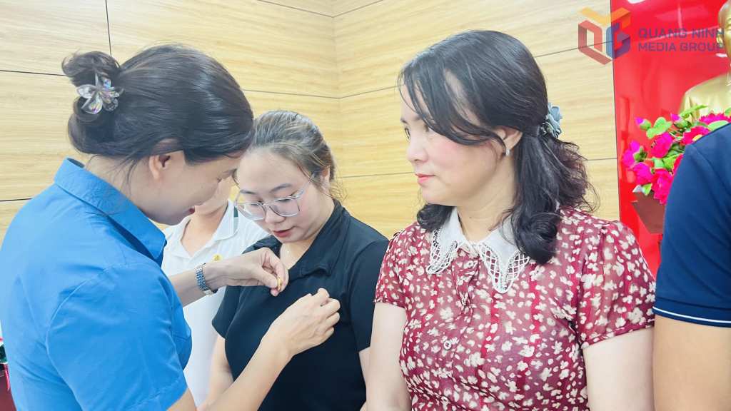 Lãnh đạo LĐLĐ thành phố Hạ Long gắn huy hiệu công đoàn cho các đoàn viên được kết nạp mới (tháng 7/2024).