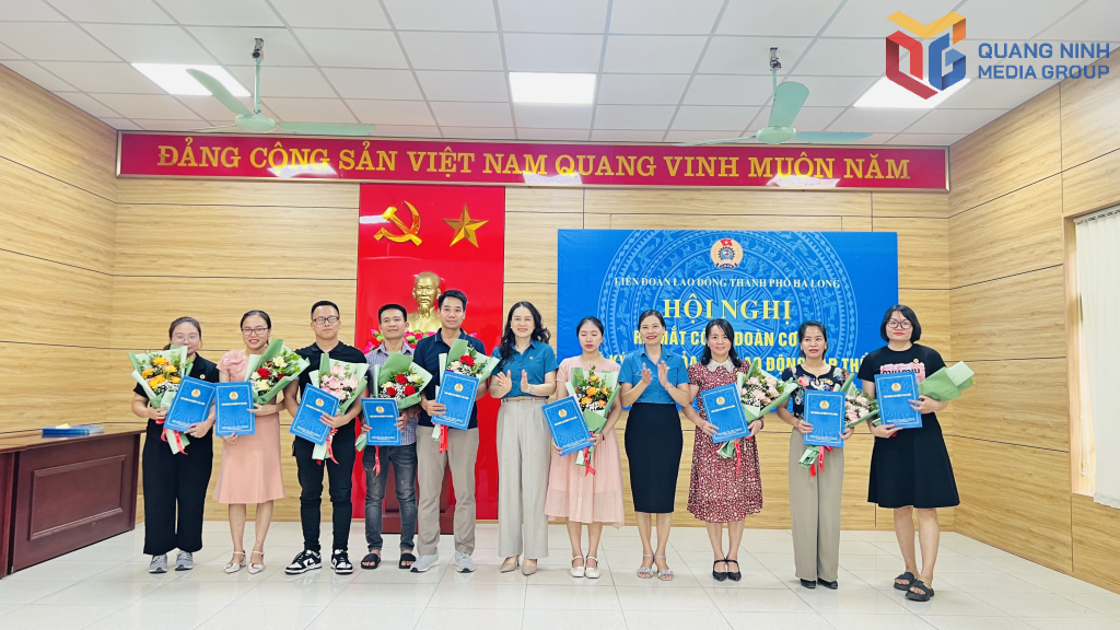 Lãnh đạo LĐLĐ tỉnh, LĐLĐ Hạ Long trao quyết định thành lập công đoàn cơ sở cho các đơn vị trong Cụm công nghiệp Hà Khánh.