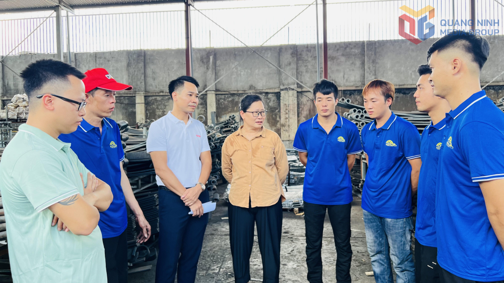 Lãnh đạo công đoàn và Công ty TNHH Mochi trò chuyện với người lao động.