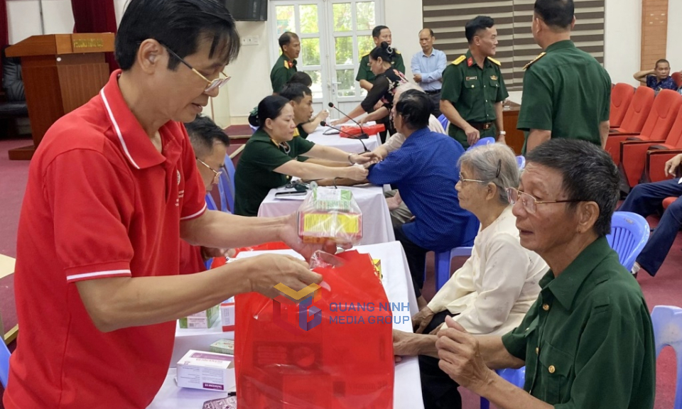 Các CCB trên địa bàn TX Đông Triều được các y, bác sĩ của Hội Chữ thập đỏ tỉnh và Bộ CHQS tỉnh cấp phát thuốc miễn phí để điều trị năm 2024.