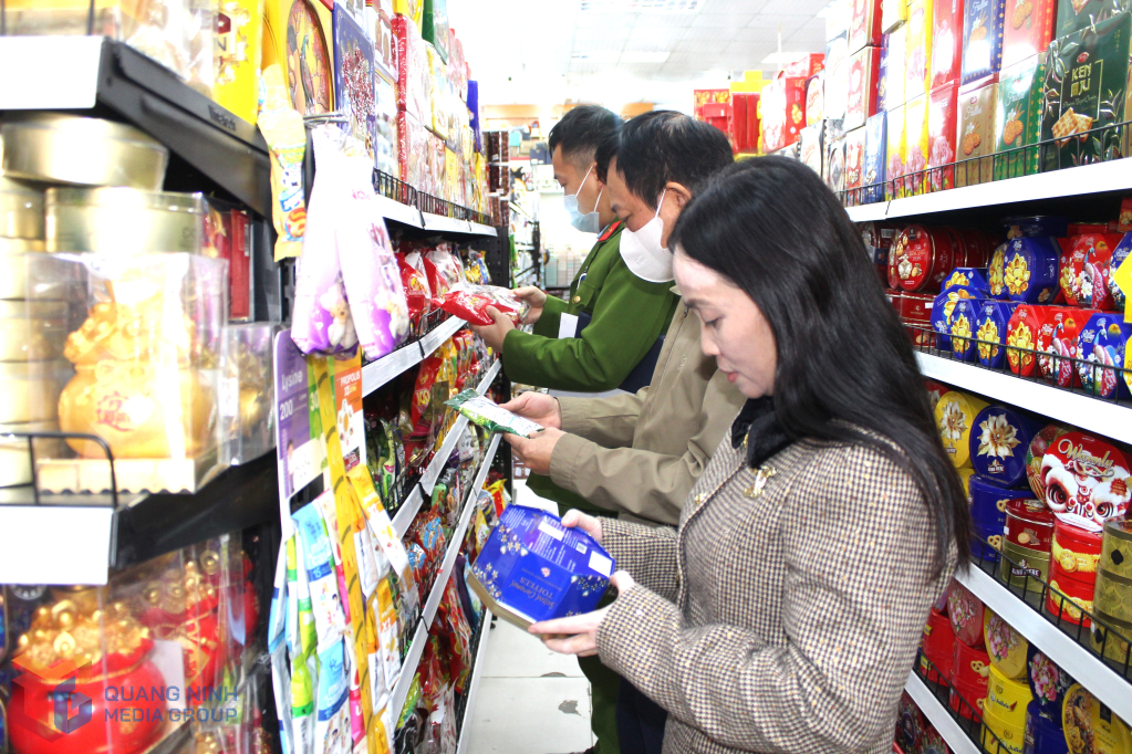 Đoàn kiểm tra liên ngành về ATTP của TP Móng Cái kiểm tra công tác đảm bảo ATTP tại siêu thị gia đình phường Trần Phú