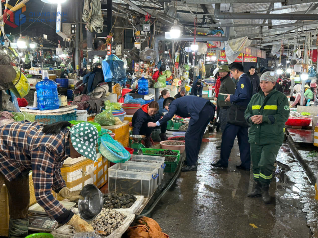 Đội QLTT số 4 kiểm tra công tác đảm bảo ATTP tại chợ Ka Long
