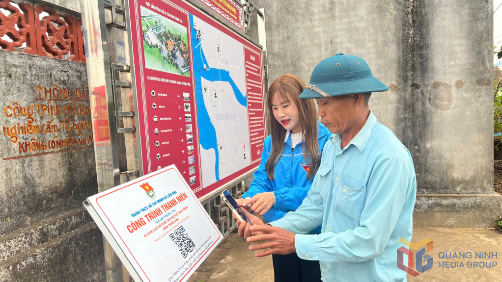 Cán bộ Đoàn Thanh niên xã Liên Hoà hướng dẫn người dân quét QR code tại Đình Trung Bảng.