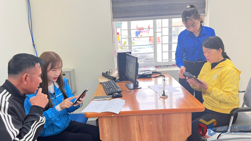 Cán bộ Đoàn thanh niên xã Liên Hoà hướng dẫn người dân chứng thực bản sao giấy tờ trên cổng dịch vụ công quốc gia.