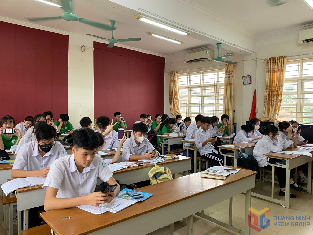 Học sinh Trường THPT Minh Hà tham gia các cuộc thi tìm hiểu kiến thức pháp luật qua các phần mềm do Đoàn Thanh niên trường tổ chức.