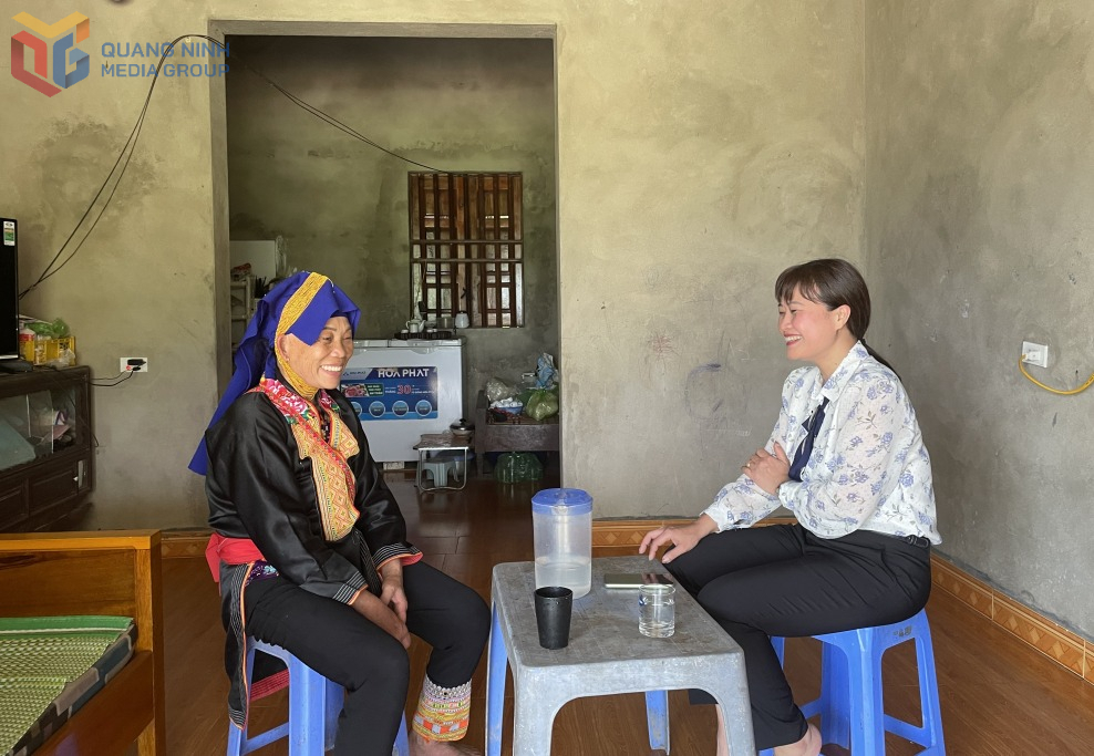 Đại diện Hội LHPN huyện Ba Chẽ tuyên truyền cho phụ nữ DTTS nâng cao ý thức giữ gìn vệ sinh. Ảnh: Duy Khoa