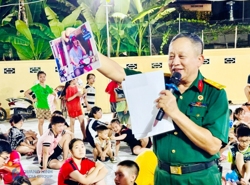 CCB Vũ Ngọc Trường, Chủ tịch Hội CCB phường Hà Khẩu (TP Hạ Long) tuyên truyền cho các em học sinh trên địa bàn phường về các tình huống vi phạm Luật Giao thông đường bộ khi tham gia giao thông.