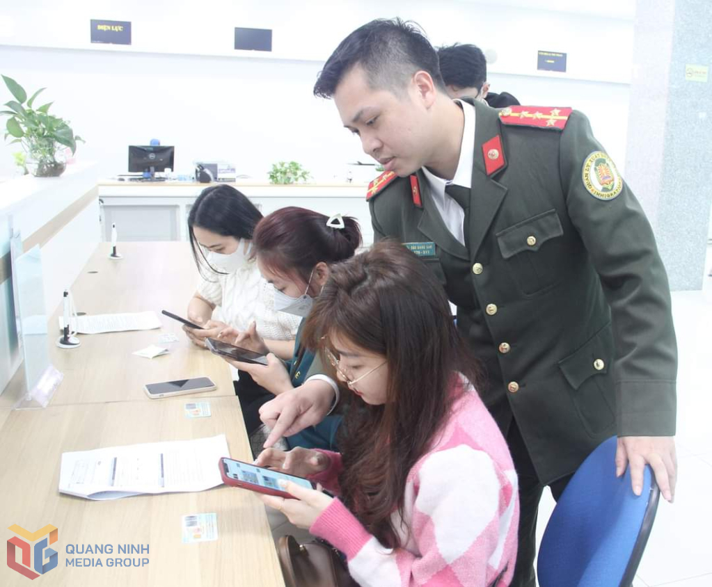 Cán bộ Công an tỉnh làm việc tại Trung tâm Phục vụ Hành chính công tỉnh hướng dẫn công dân kê khai hồ sơ cấp, đổi hộ chiếu phổ thông. Ảnh: Thu Chung