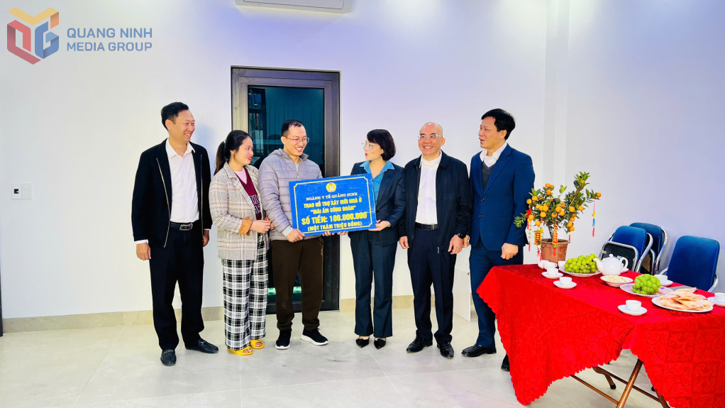 Cán bộ Công đoàn ngành Y tế tỉnh trao hỗ trợ