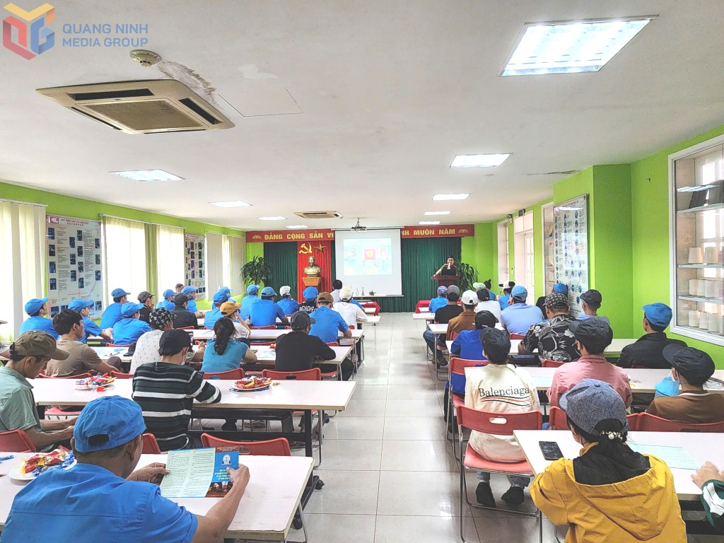 LĐLĐ tỉnh phối hợp cùng các đơn vị tuyên truyền phòng chống về ma túy, tội phạm, tệ nạn xã hội cho CNLĐ trong KCN Móng Cái năm 2025. Ảnh: LĐLĐ tỉnh cung cấp