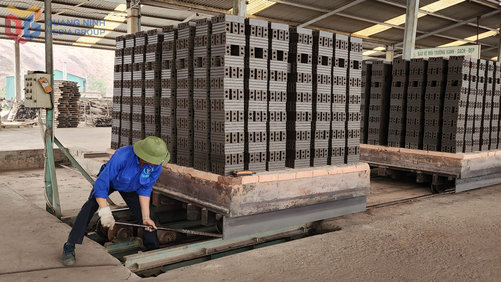 Người lao động làm việc tại Công ty CP Đầu tư và xây dựng Thuận Thành (TP Đông Triều).