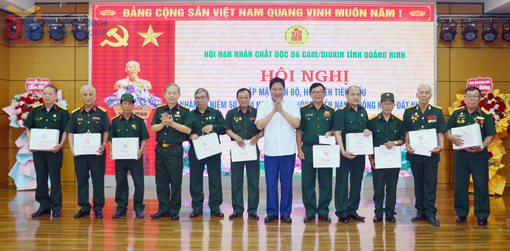 Lãnh đạo Hội Nạn nhân chất độc da cam/dioxin tỉnh và Ủy ban MTTQ tỉnh trao tặng quà cho các cán bộ, hội viên tiêu biểu.