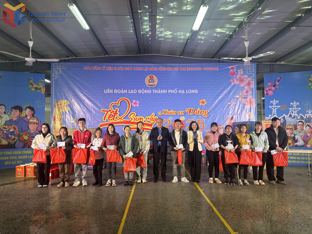 Lãnh đạo LĐLĐ tỉnh và TP Hạ Long tặng quà cho công nhân, lao động dịp Tết Nguyên đán.