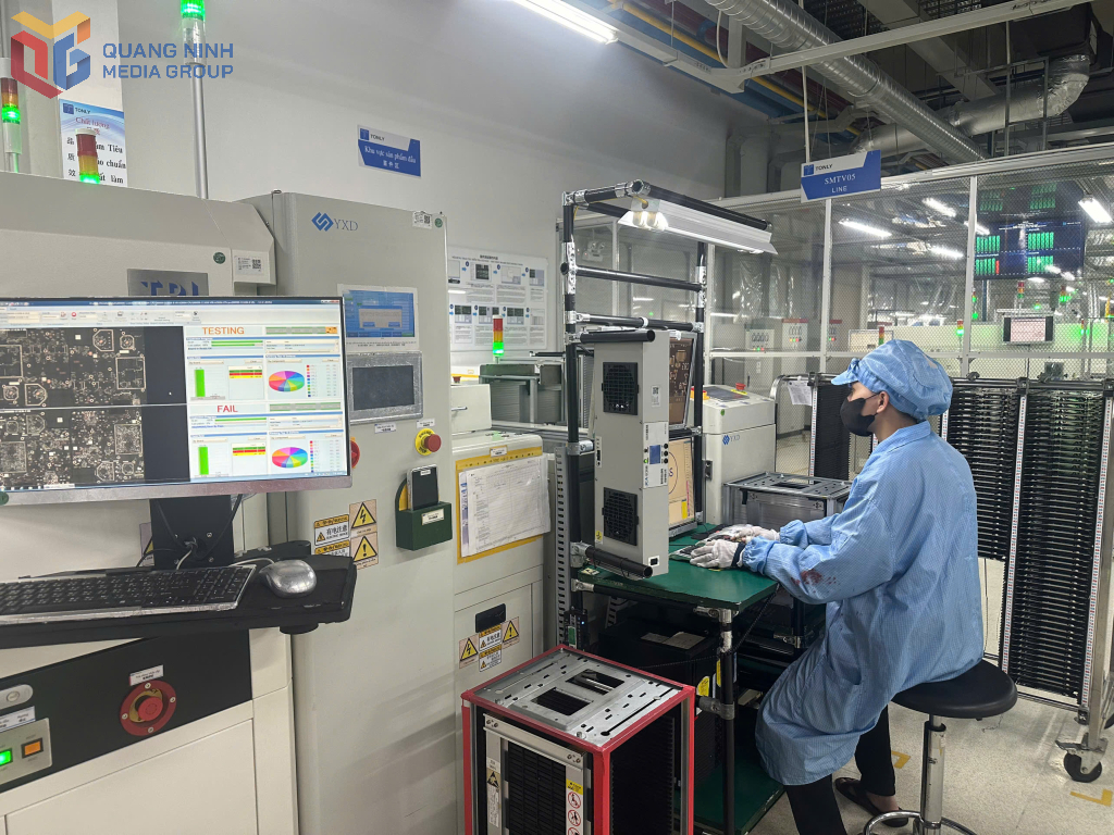 Công nhân Công ty TNHH Kỹ thuật điện tử Tonly Việt Nam gia công sản phẩm.