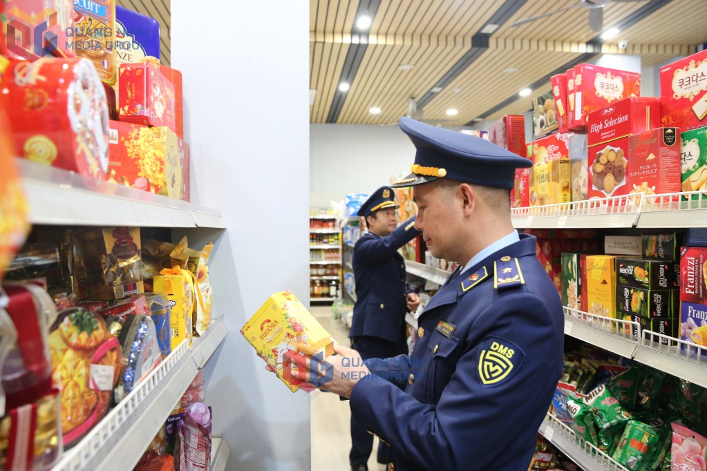Đội QLTT số 4, Chi Cục QLTT tỉnh, Sở Công Thương kiểm tra hàng hóa tại các hộ kinh doanh trên địa bàn TP Móng Cái. Ảnh: Minh Đức