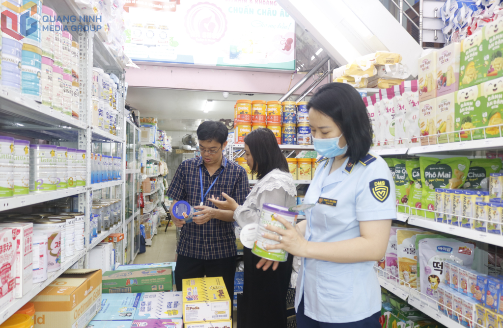 Các lực lượng chức năng thành phố kiểm tra công tác đảm bảo ATTP tại một cơ sở trên địa bàn. 