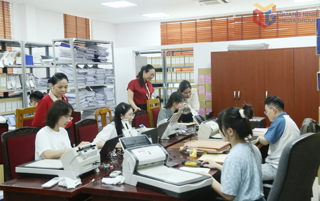 Thành ủy Hạ Long thực hiện số hóa tài liệu, phấn đấu hoàn thành vào ngày 10/6.