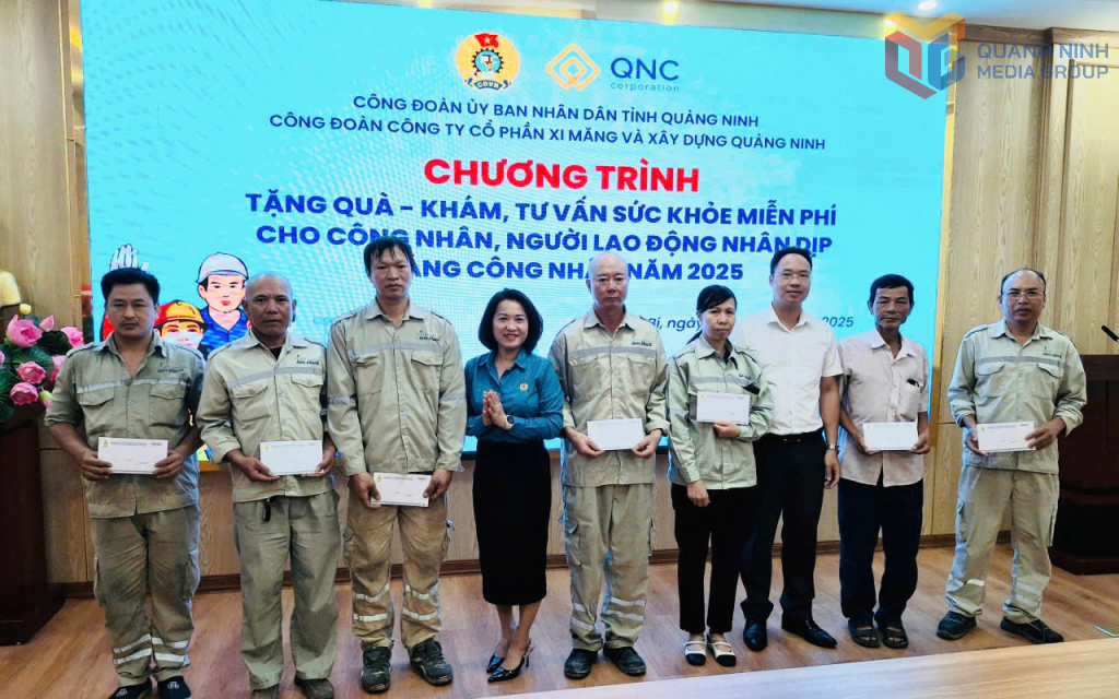 Lãnh đạo Công đoàn UBND tỉnh tặng quà nhân dịp Tháng Công nhân cho người lao động tại Công ty CP Xi măng và Xây dựng Quảng Ninh.