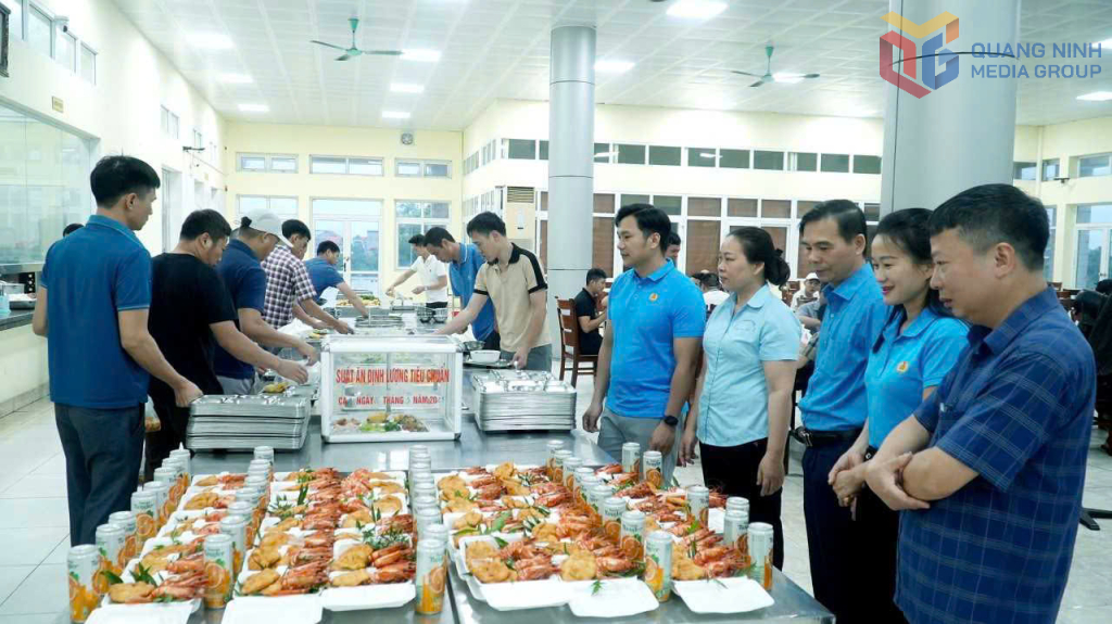 Bữa cơm công đoàn ở Công ty Than Mạo Khê.