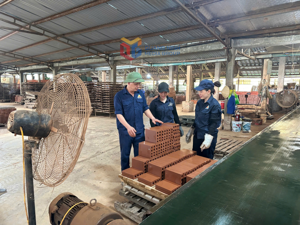 Tất cả có vị trí người lao động làm việc Công ty CP gốm xây dựng Quảng Ninh đều bố trí quạt công nghiệp.