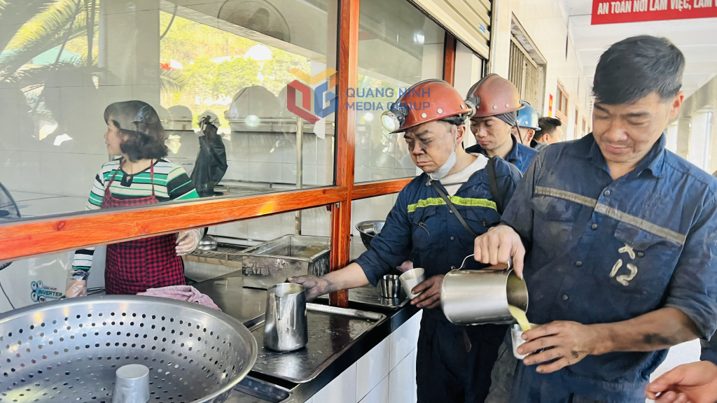 Thợ lò Công ty Than Dương Huy được uống chè sau ca làm việc.