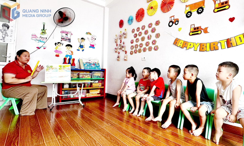 Cô giáo Cấn Thị Vân Anh, Trường mầm non Ngôi nhà mơ ước (Khu 2A, phường Cao Xanh, TP Hạ Long) đang trong giờ dạy các học trò.