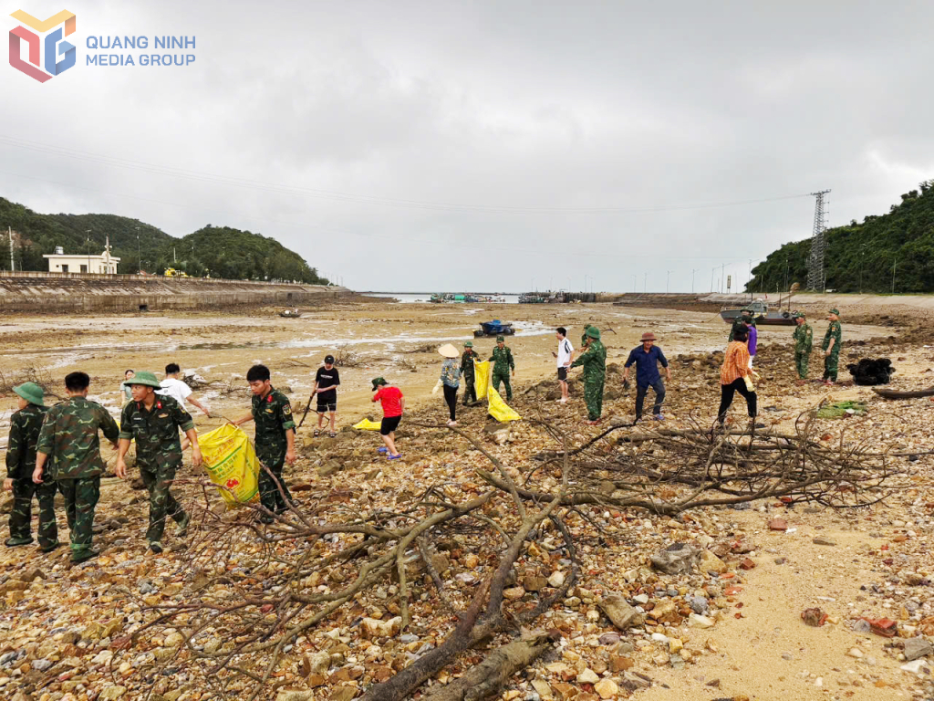 Quân và dân Đảo Trần ra quân làm sạch môi trường biển trên địa bàn.