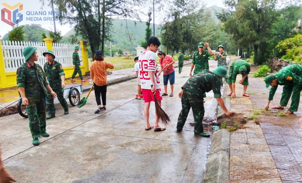 Quân và dân Đảo Trần ra quân dọn vệ sinh môi trường trong khu dân cư.