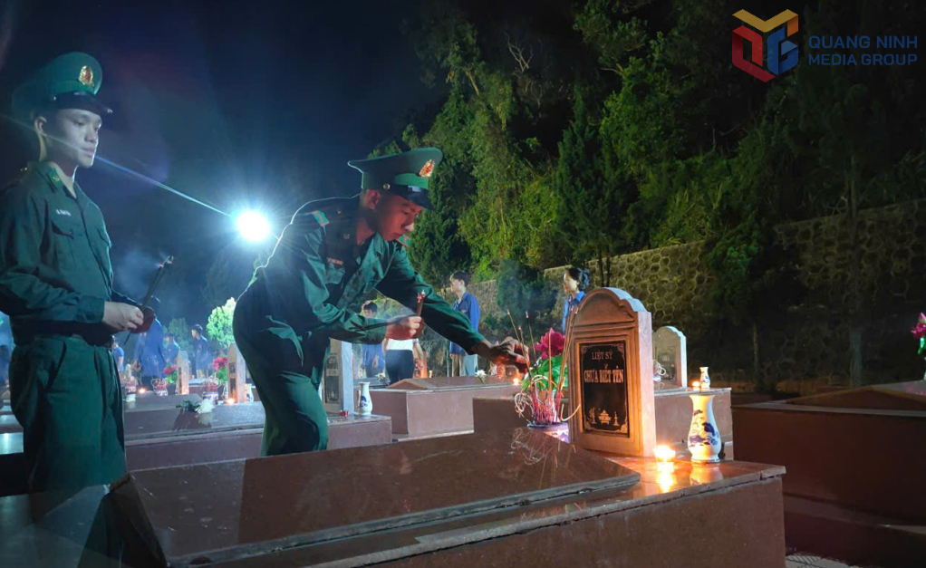 CBCS Đồn BP Cô Tô cũng tham gia lễ thắp nến tri ân tại Đài tưởng niệm các Anh hùng liệt sĩ Cô Tô.