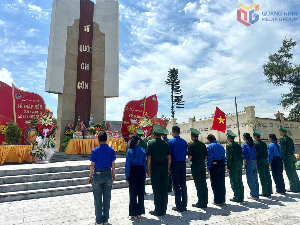 CBCS BĐBP phối hợp với lực lượng ĐVTN dâng hương tưởng nhớ các Anh hùng liệt sỹ tại nghĩa trang phường Hà Tu. 