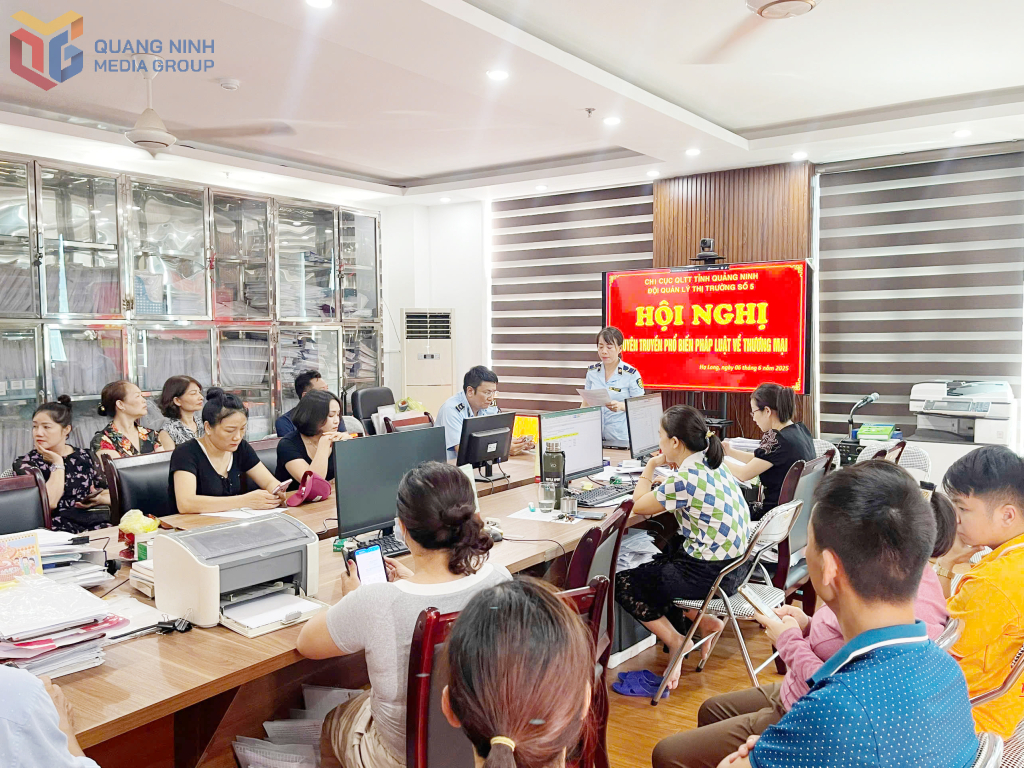 Cán bộ Đội QLTT số 5 (Chi cục QLTT tỉnh) tuyên truyền, phổ biến pháp luật cho các hộ kinh doanh tại chợ Cái Dăm.