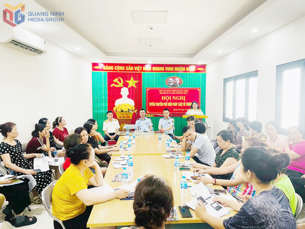 Cán bộ QLTT và Ngành thuế phối hợp tuyên truyền, phổ biến chính sách thuế cho các hộ kinh doanh trên địa bàn.