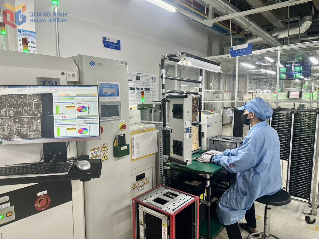 Công nhân Công ty TNHH Kỹ thuật điện tử Tonly gia công sản phẩm. 