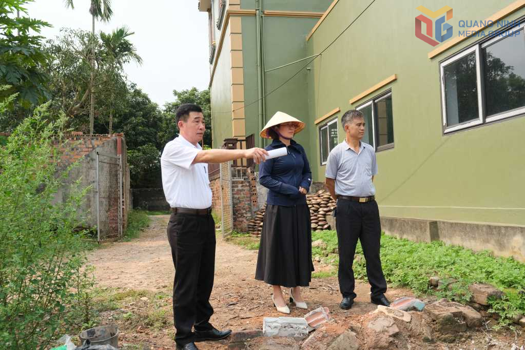 Cán bộ Ban công tác mặt trận khu phố Vĩnh Hồng (phường Mạo Khê) vận động nhân dân đóng góp xây dựng tuyến mương khu dân cư. Ảnh: Ngô Dịu