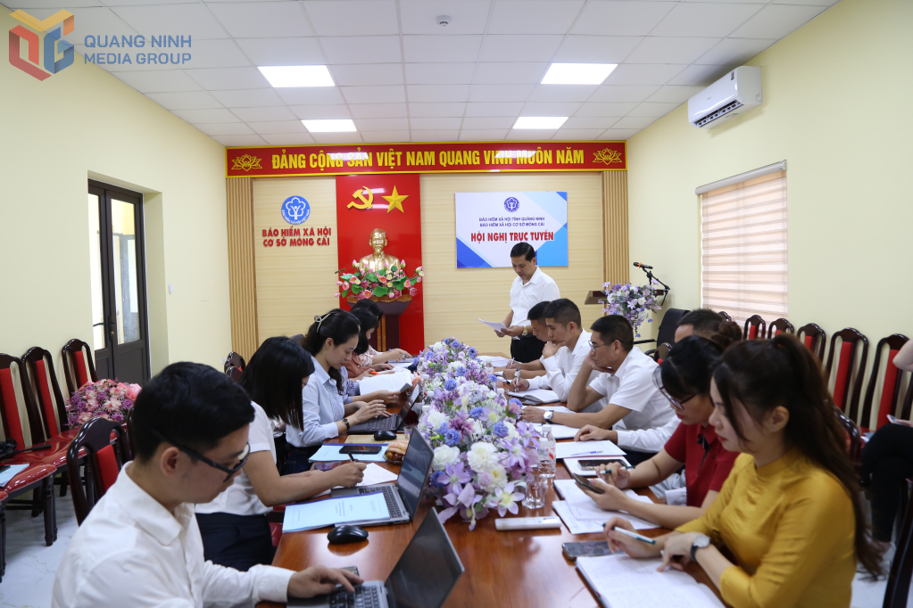 Lãnh đạo BHXH cơ sở Móng Cái báo cáo với đoàn về việc thực hiện chính sách BHXH, BHYT đối với người lao động giai đoạn 2021-2025 tại đơn vị