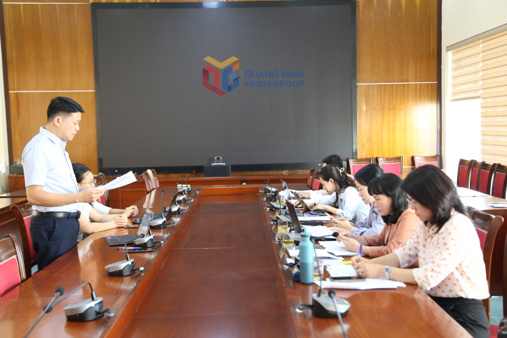 Lãnh đạo Trung tâm Y tế Hải Hà báo cáo Đoàn giám sát về thực hiện chính sách BHXH, BHYT đối với người lao động giai đoạn 2021-2025 tại đơn vị