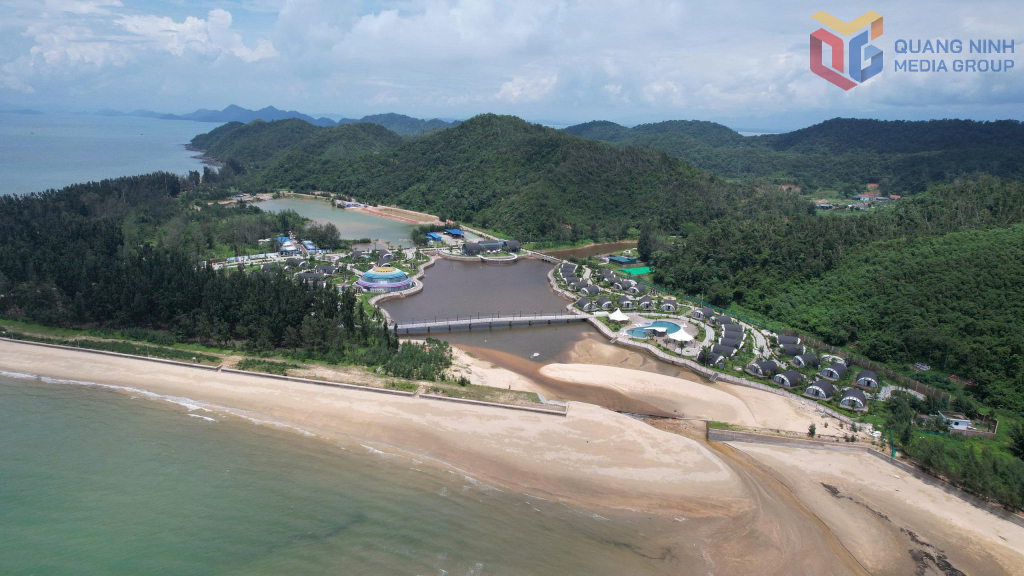 Khu nghỉ dưỡng Đầu Rồng do Tập đoàn Lâm Ngọc Dương đầu tư với tổng nguồn vốn hơn 570 tỷ đồng trên diện tích hơn 21ha, đã hoàn thành giai đoạn I và đi vào hoạt động