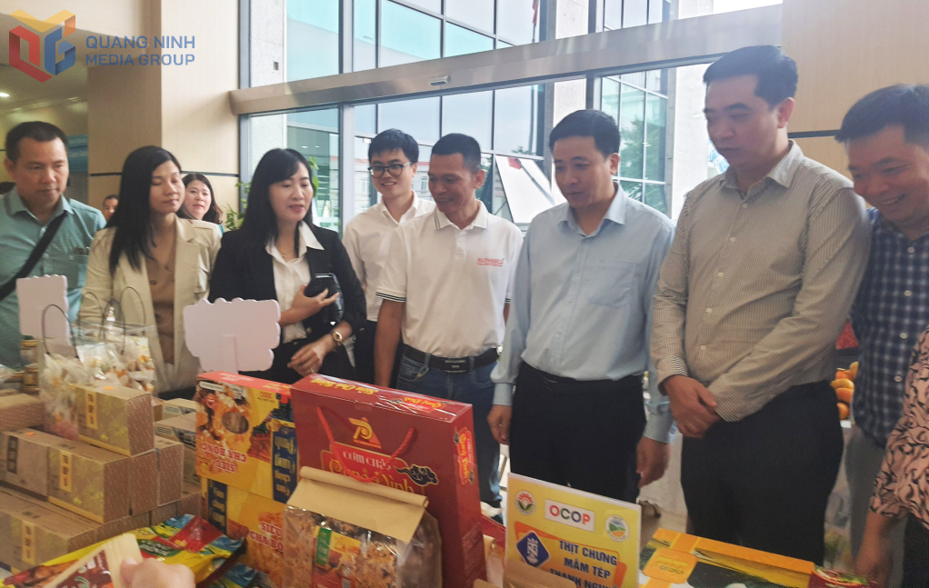 Trong khuôn khổ Hội nghị kết nối doanh nghiệp cung ứng, tiêu thụ nông, lâm, thuỷ sản an toàn tỉnh Quảng Ninh với các tỉnh năm 2025 cũng diễn ra hoạt động trưng bày và giới thiệu sản phẩm nông nghiệp tiêu biểu.