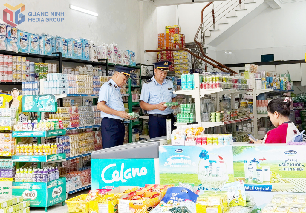 Cán bộ Đội QLTT số 8 kiểm tra một cơ sở kinh doanh trên địa bàn.