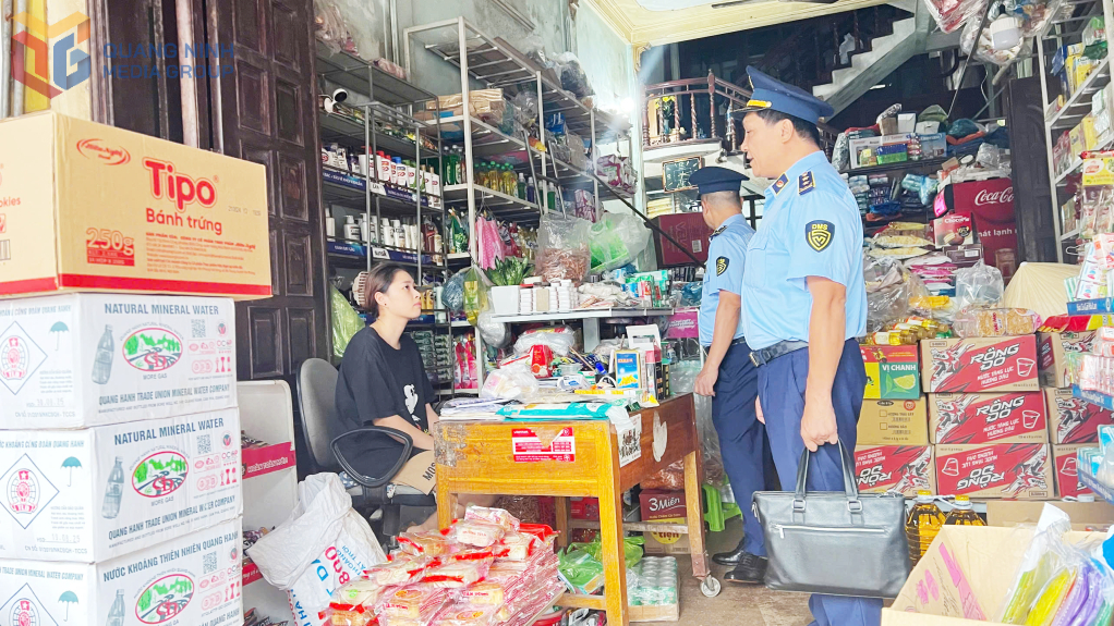 Cán bộ Đội QLTT số 8 tuyên truyền, nhắc nhở các cơ sở kinh doanh chấp hành nghiêm quy định của Nhà nước.