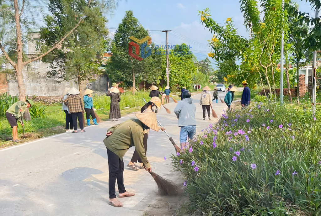 Người dân trên địa bàn xã Quảng Tân tham gia dọn dẹp vệ sinh môi trường.