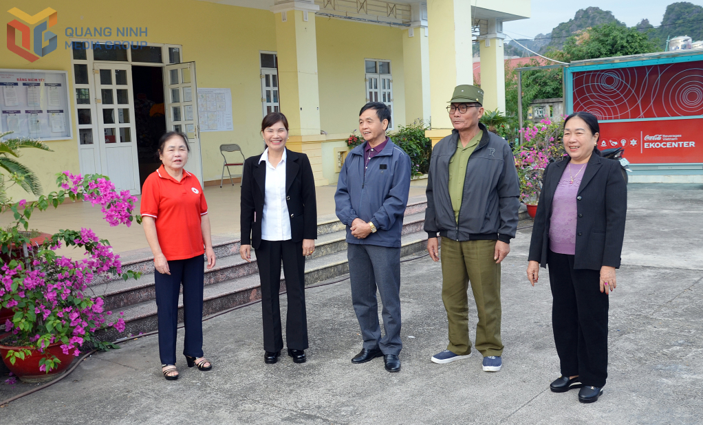 CCB Nguyễn Văn Bội (giữa) Bí thư Chi bộ, Trưởng Khu phố Hà Phong 8, trao đổi với các chi hội đoàn thể khu phố về thực hiện các nhiệm vụ dịp cuối năm 2025.