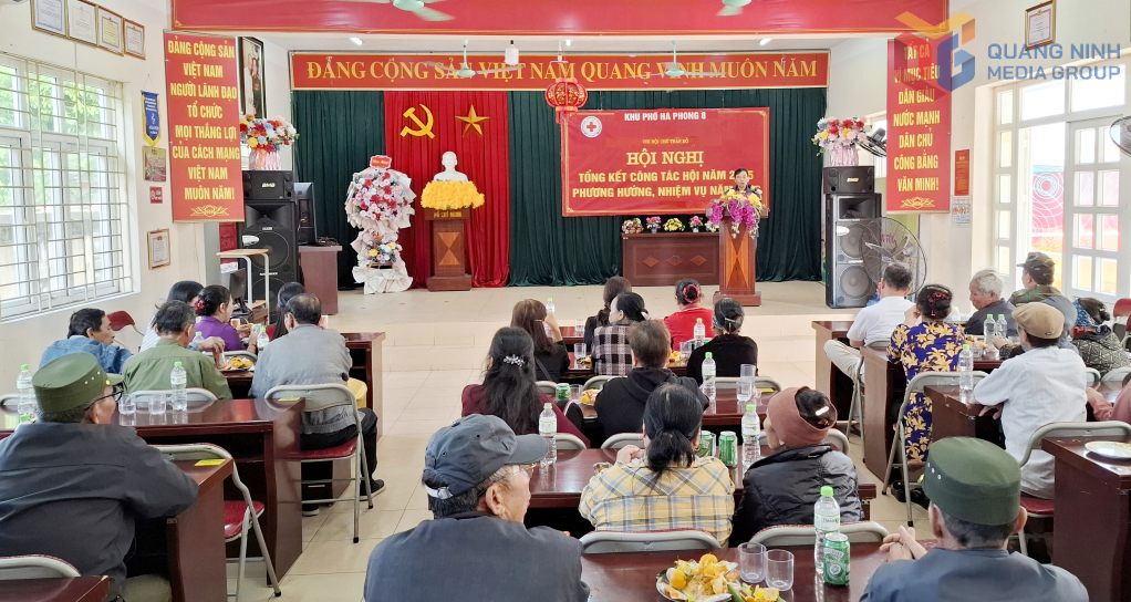 CCB Nguyễn Văn Bội, Bí thư Chi bộ, Trưởng Khu phố Hà Phong 8 (phường Hà Tu) phát biểu tại hội nghị tổng kết công tác Chi Hội Chữ thập đỏ Khu phố Hà Phong 8 tháng 11/2025.