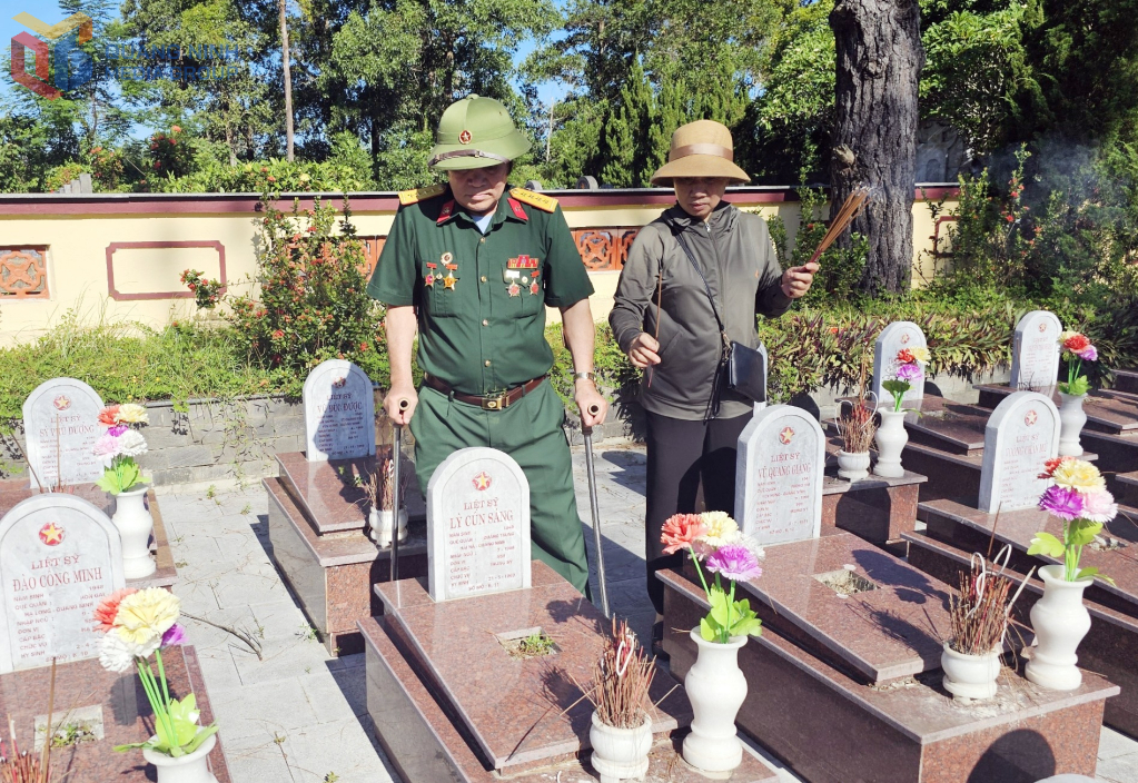 CCB Lê Long Triệu và vợ viếng Nghĩa trang Liệt sĩ quốc gia Trường Sơn, tháng 7/2024. (Ảnh nhân vật cung cấp)