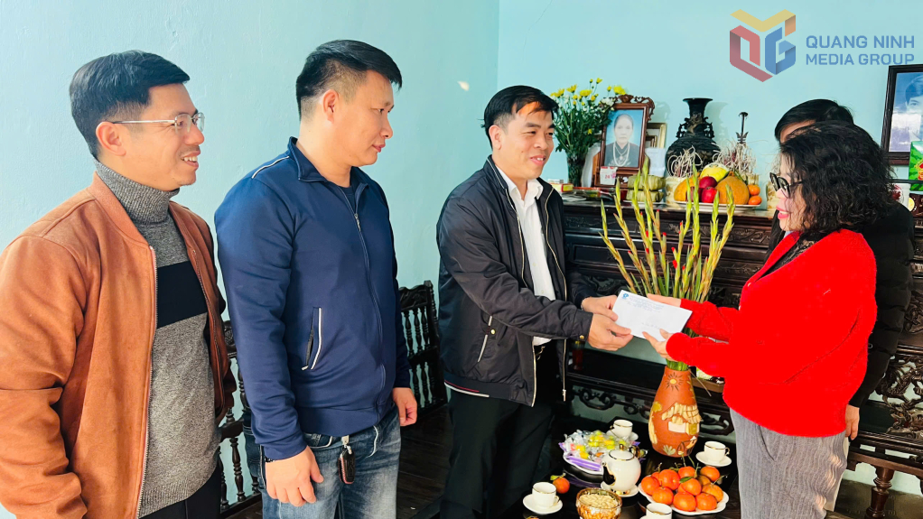 Lãnh đạo Công đoàn cơ sở tặng