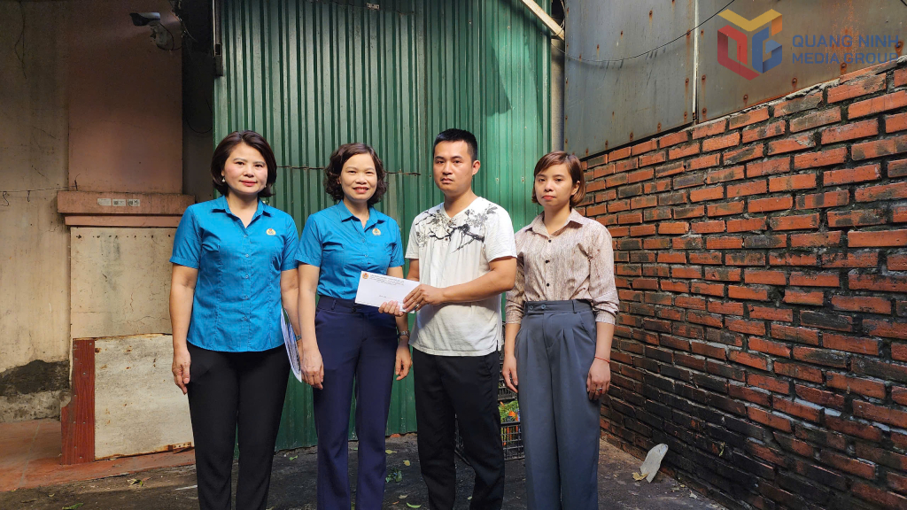 Lãnh đạo LĐLĐ Hạ Long trao hỗ trợ cho đoàn viên Phạm Văn Hoàn, Công ty TNHH Hạ Long DC sau trận bão Yagi, tháng 9/2024.