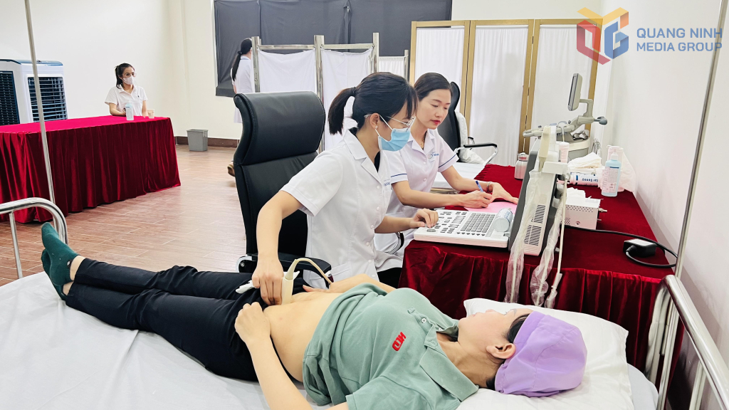 LĐLĐ tỉnh phối hợp với ngành Y tế tổ chức khám, tư vấn sức khoẻ miễn phí cho người lao động tại Công ty TNHH Dệt may 